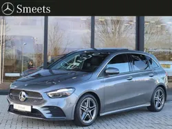 , metallic lak Nieuw 2025 Mercedes B180 AMG line MPV | € 52.450 (Eerlijke prijs)