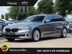 Grijs, metallic lak Gebruikt 2022 BMW 530e Executive Stationwagen | € 38.945 (Super prijs)