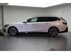 Mineralweiss (licht wit metallic) Gebruikt 2025 BMW 530e Shadowline Stationwagen | € 67.950