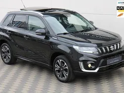 Zwart, metallic lak Gebruikt 2020 Suzuki Vitara Style SUV | € 21.945 (Eerlijke prijs)