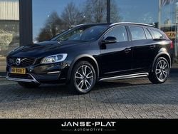 Zwart (metallic) Gebruikt 2016 Volvo V60 CC Summum Stationwagen | € 15.950 (Goede deal)