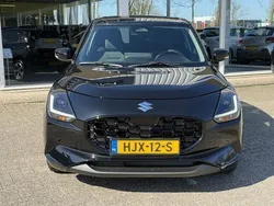 Zwart, metallic lak Nieuw 2025 Suzuki Swift Hatchback | € 26.995 (Eerlijke prijs)