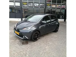 Grijs Gebruikt 2015 Toyota Aygo X-play Hatchback | € 6.999 (Eerlijke prijs)