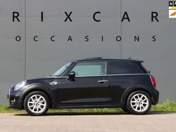 Zwart, metallic lak Gebruikt 2017 Mini ONE Business Hatchback | € 11.940 (Eerlijke prijs)