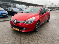 Rood Gebruikt 2015 Renault Clio IV Expression Hatchback | € 8.950 (Eerlijke prijs)