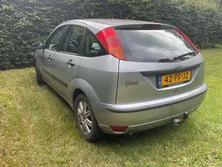Grijs Gebruikt 2004 Ford Focus Futura Hatchback | € 500 (Goede deal)