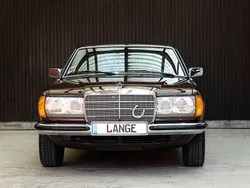 Bruin480 manganbraun metallic Gebruikt 1983 Mercedes 230 Coupé | € 49.980