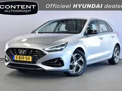 Grijs, metallic lak Gebruikt 2023 Hyundai i30 Comfort Hatchback | € 18.940 (Eerlijke prijs)