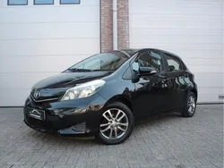 Zwart Gebruikt 2014 Toyota Yaris Hatchback | € 8.950 (Eerlijke prijs)