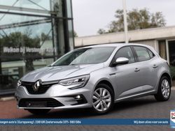 Zilver, metallic lak Gebruikt 2022 Renault Mégane IV Zen Hatchback | € 17.950 (Eerlijke prijs)