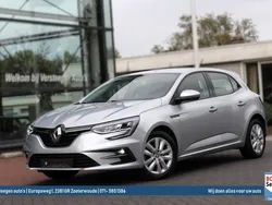 Zilver, metallic lak Gebruikt 2022 Renault Mégane IV Zen Hatchback | € 17.950
