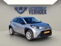 Grijs Gebruikt 2022 Toyota Aygo Play Hatchback | € 14.900 (Eerlijke prijs)