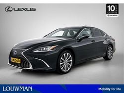 Graphite black metallic (zwart metallic) Gebruikt 2021 Lexus ES300H Business Edition Sedan | € 40.945 (Iets duurder)