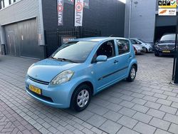 Blauw, metallic lak Gebruikt 2006 Daihatsu Sirion Hatchback | € 1.499 (Eerlijke prijs)