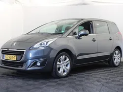 Grijs, metallic lak Gebruikt 2015 Peugeot 5008 Allure MPV | € 9.999 (Iets duurder)