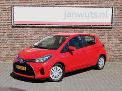 Rood Gebruikt 2016 Toyota Yaris Hybrid Hatchback | € 13.950 (Eerlijke prijs)