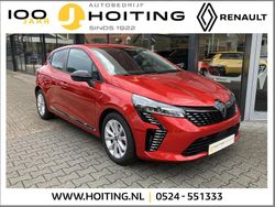 Rouge flamme (rood metallic) Gebruikt 2024 Renault Clio V Evolution Hatchback | € 18.950 (Eerlijke prijs)