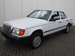 Wit Gebruikt 1986 Mercedes E250 Sedan | € 9.900