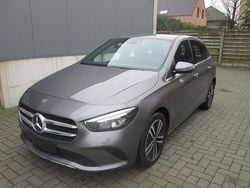 Grijs Gebruikt 2022 Mercedes B250 MPV | € 29.999 (Goede deal)