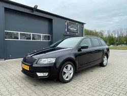 Zwart, metallic lak Gebruikt 2014 Skoda Octavia Ambition Stationwagen | € 8.950 (Eerlijke prijs)