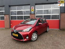 Rood Gebruikt 2015 Toyota Yaris Hybrid Hatchback | € 11.995 (Goede deal)