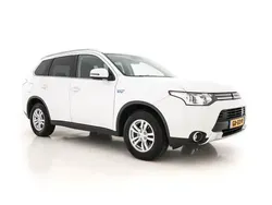 Wit Gebruikt 2015 Mitsubishi Outlander P-HEV Comfort Edition Stationwagen | € 10.445 (Eerlijke prijs)