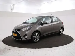 Grijs Gebruikt 2016 Toyota Yaris Hybrid Trend Hatchback | € 9.995 (Eerlijke prijs)