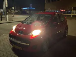 Rood Gebruikt 2009 Peugeot 107 Hatchback | € 3.500 (Eerlijke prijs)