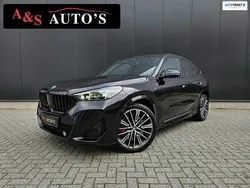 Zwart, metallic lak Gebruikt 2023 BMW X1 M Sport SUV | € 49.950 (Eerlijke prijs)