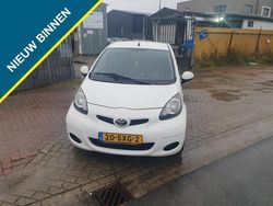 Wit Gebruikt 2011 Toyota Aygo Hatchback | € 2.950 (Eerlijke prijs)