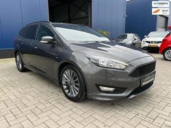 Grijs, metallic lak Gebruikt 2018 Ford Focus Business Edition Hatchback | € 11.449 (Super prijs)