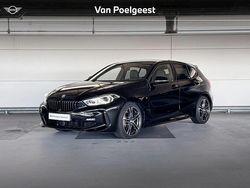 Saphirschwarz metallic (zwart metallic) Gebruikt 2024 BMW 118 M Sport Hatchback | € 34.900 (Eerlijke prijs)