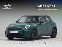 British racing green (groen metallic) Gebruikt 2021 Mini ONE Business Hatchback | € 23.250 (Iets duurder)