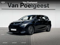 Saphirschwarz metallic (donker zwart metallic) Gebruikt 2023 BMW 220 M Sport Stationwagen | € 38.900 (Eerlijke prijs)