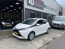 Wit Gebruikt 2017 Toyota Aygo X-play Hatchback | € 7.450 (Eerlijke prijs)