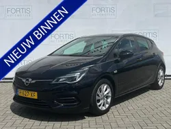 Zwart Gebruikt 2020 Opel Astra Edition Hatchback | € 15.400 (Eerlijke prijs)