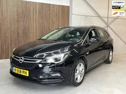 Zwart, metallic lak Gebruikt 2018 Opel Astra Innovation Stationwagen | € 10.499 (Goede deal)