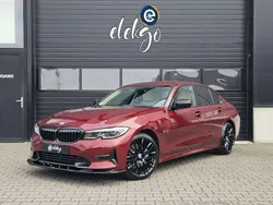 Rood, metallic lak Gebruikt 2021 BMW 320e Executive Sedan | € 33.450 (Goede deal)