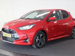 Rood, metallic lak Gebruikt 2024 Toyota Yaris Hybrid Hatchback | € 25.900 (Eerlijke prijs)