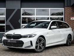 Wit Gebruikt 2024 BMW 330e M Sport Stationwagen | € 50.900 (Eerlijke prijs)