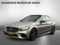Grijs, metallic lak Gebruikt 2021 Mercedes C180 Business Stationwagen | € 35.940 (Eerlijke prijs)