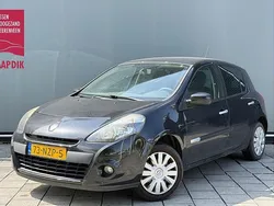 Zwart, metallic lak Gebruikt 2011 Renault Clio II Authentique Hatchback | € 3.444 (Eerlijke prijs)