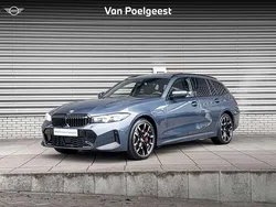 Arctic race blue metallic (blauw metallic) Gebruikt 2024 BMW 330e Comfort Edition Stationwagen | € 55.900 (Eerlijke prijs)
