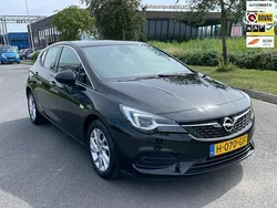 Zwart, metallic lak Gebruikt 2020 Opel Astra Elegance Hatchback | € 14.450 (Eerlijke prijs)