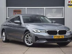 Grijs Gebruikt 2022 BMW 520 Comfort Edition Sedan | € 37.450 (Eerlijke prijs)