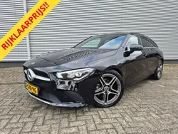 Zwart Gebruikt 2022 Mercedes CLA180 AMG line Sedan | € 36.888 (Iets duurder)