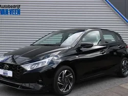 Phantom black (zwart metallic) Gebruikt 2023 Hyundai i20 Comfort Hatchback | € 20.945 (Eerlijke prijs)