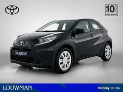 Zwart Gebruikt 2024 Toyota Aygo Play Hatchback | € 21.445 (Eerlijke prijs)