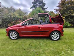 Rood (metallic) Gebruikt 2002 Peugeot 206 CC Cabriolet | € 1.595 (Eerlijke prijs)