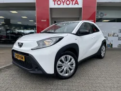 Wit Gebruikt 2023 Toyota Aygo Play Hatchback | € 19.695 (Eerlijke prijs)